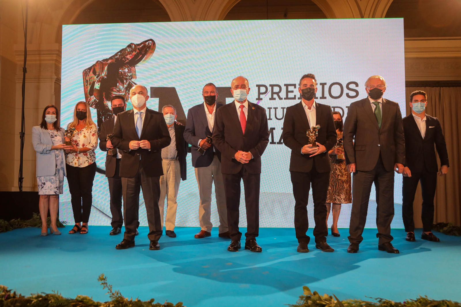 El alcalde junto a los premiados, en el Ayuntamiento.