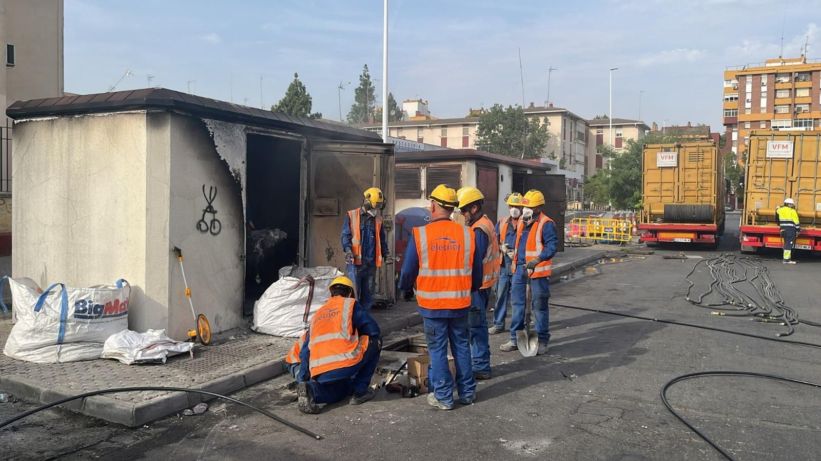 Transformador eléctrico ardiendo en las Tres Mil Viviendas