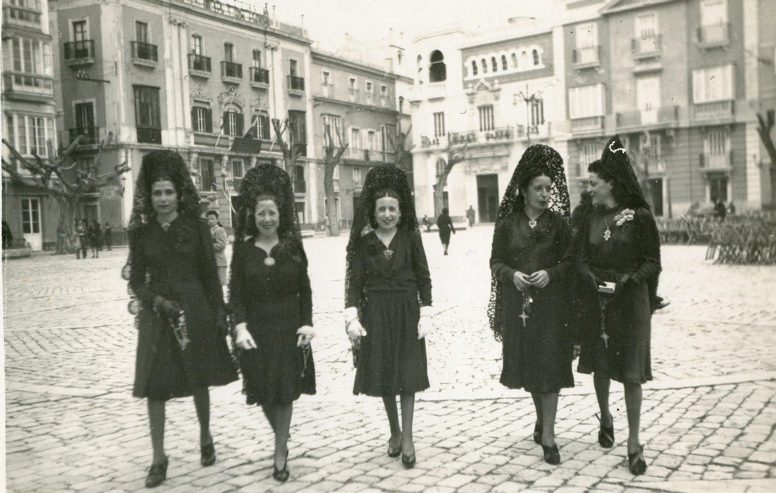 Mantillas en la plaza de San Antonio, durante la Semana Santa de 1942.