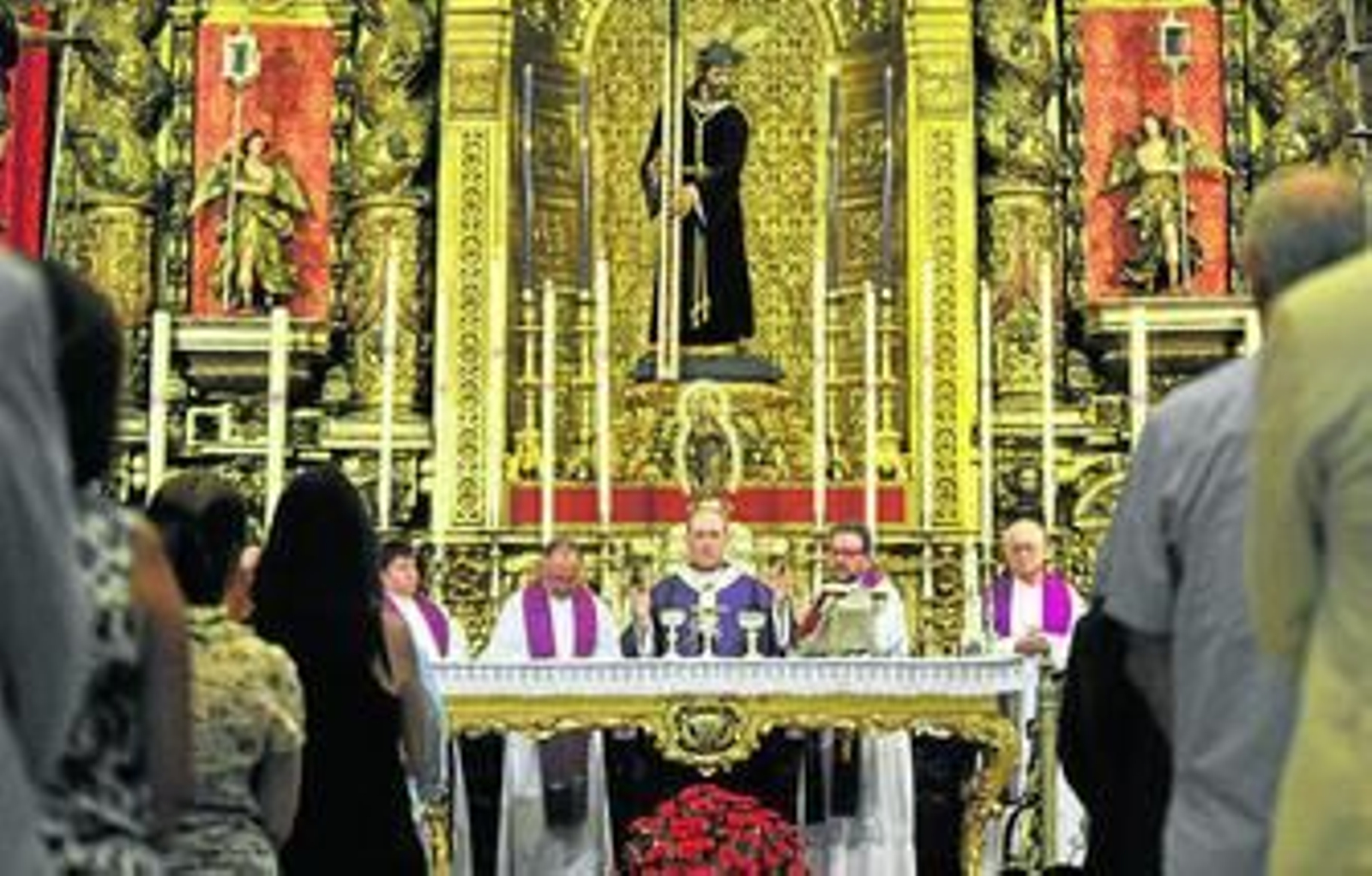 El arzobispo de Sevilla, ayer en el altar mayor de San Antonio Abad.
