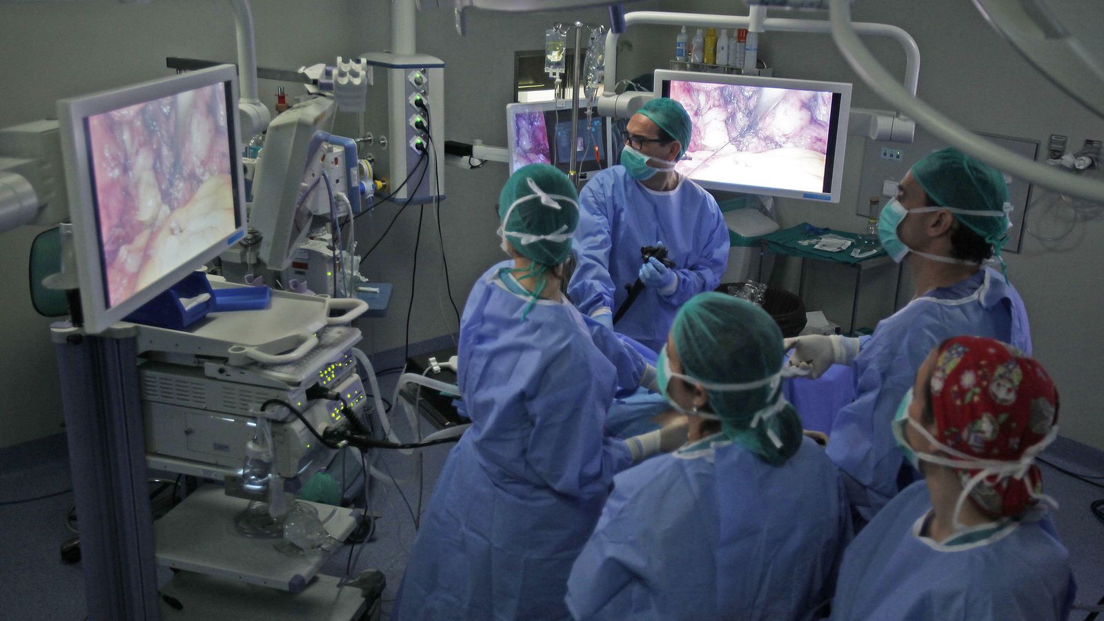 Varios cirujanos en un quirófano del Virgen del Rocío.