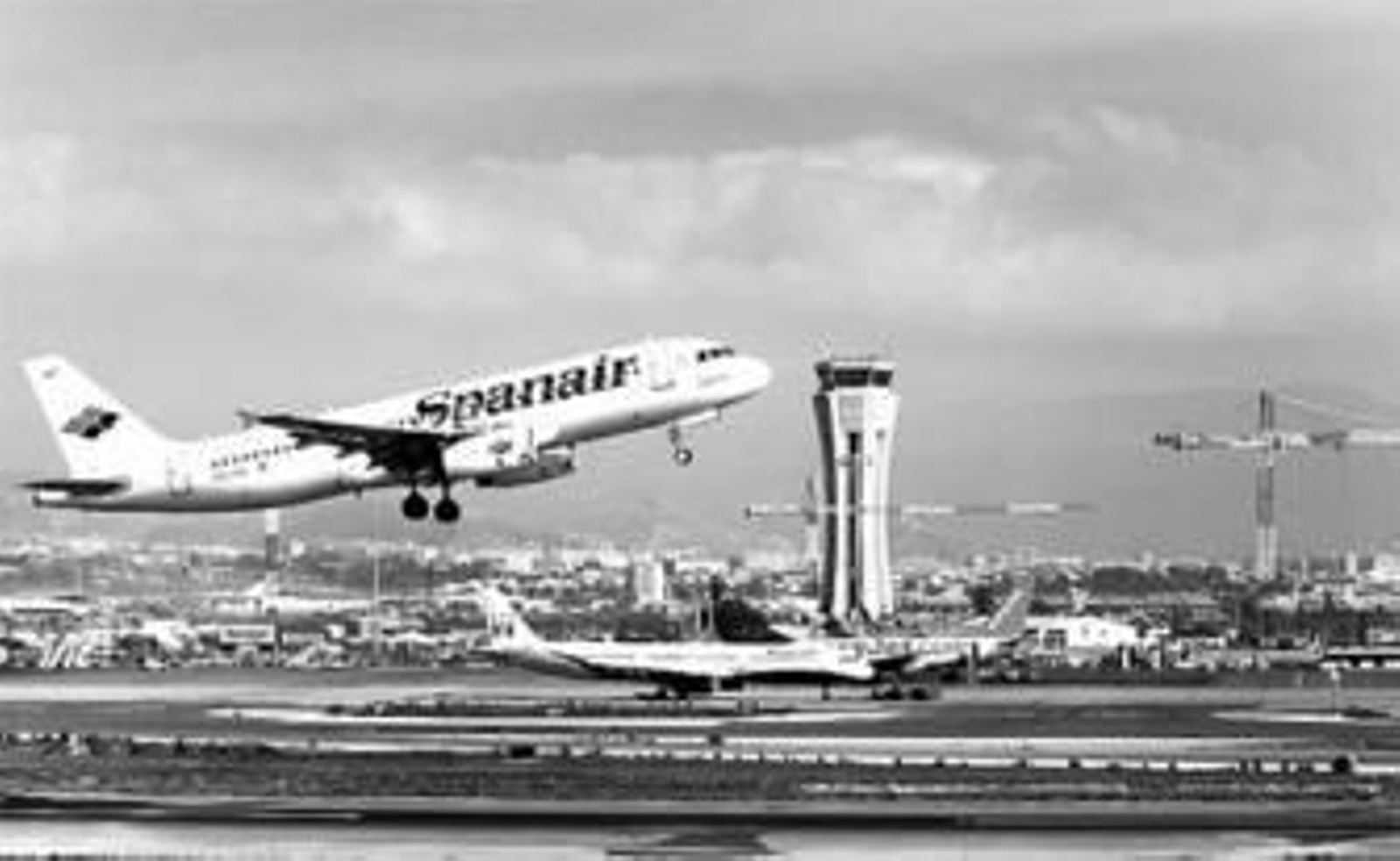 Un avión de Spanair, despegando del aeropuerto de Málaga.