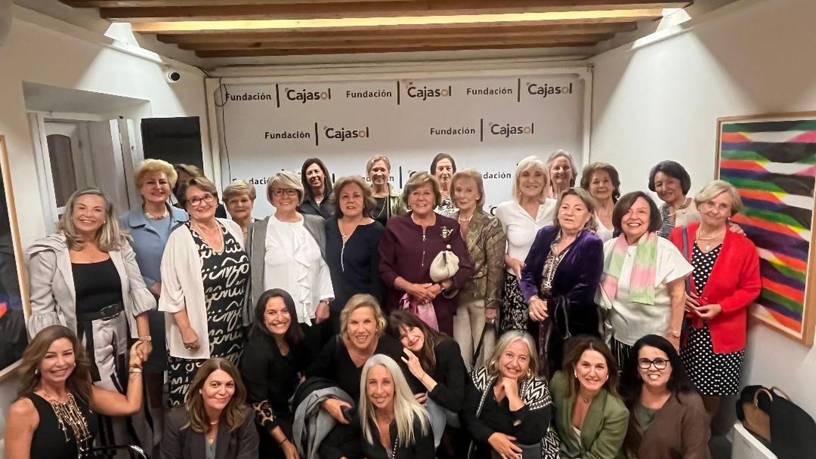 Leo Mezquita, con parte del público, tras finalizar el coloquio. Entre otros, Carmen Delfín, Soco Ascorve, Flora Balbontín, Rosa Jaques, Adela Leonsegui, Pepi Caro, Ana Bueno, Pili Navarro, Susi Ciigüela, Blanca Ayora, Chari López Cama y Mila Fernández de la Puente.