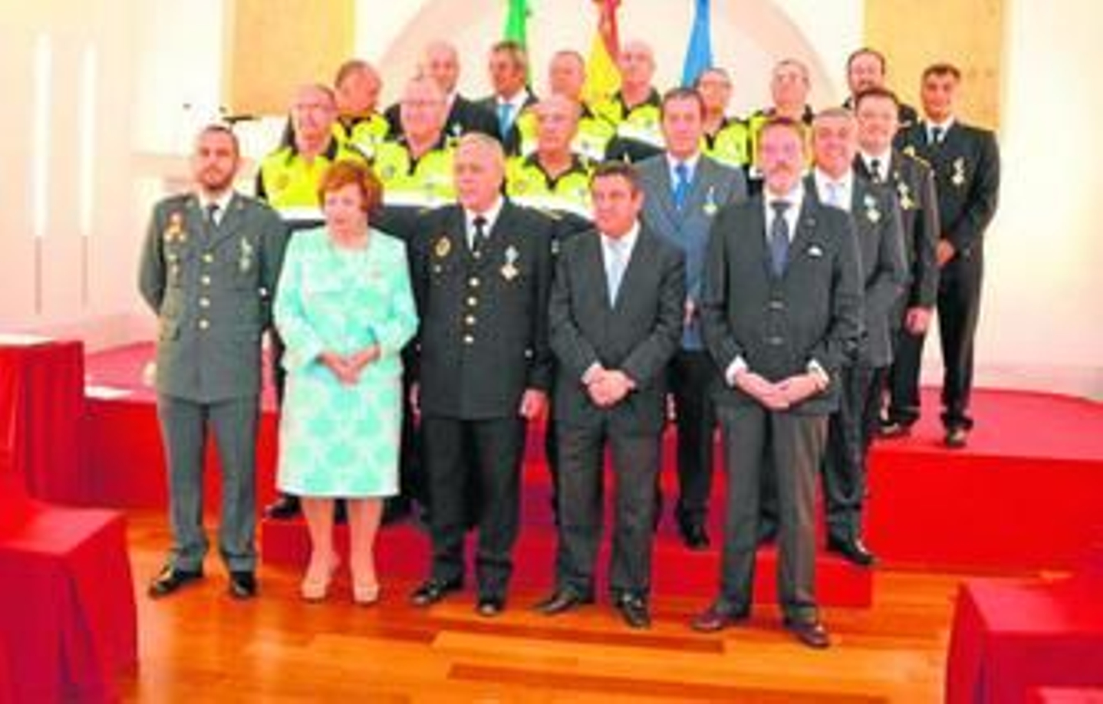 Foto de familia con el personal condecorado ayer por el Ayuntamiento isleño.