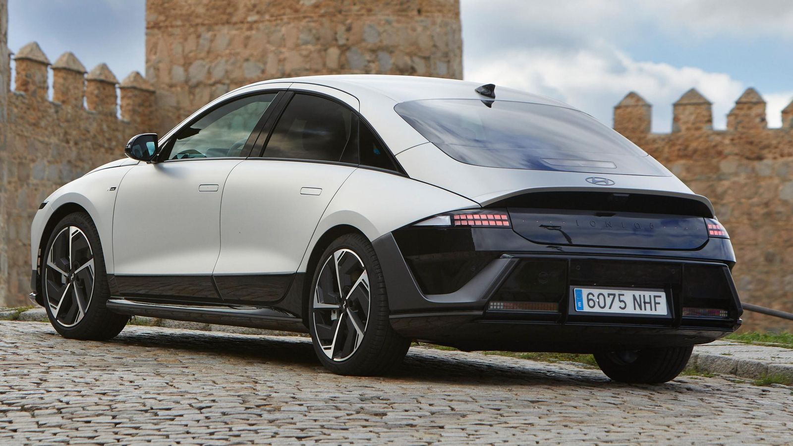 El acabado N line se combina con dos niveles de potencia ya conocidos el de 228 CV (168 kW), también disponible con el acabado Star; o el de 325 CV (239 kW), éste asimismo con el Energy.