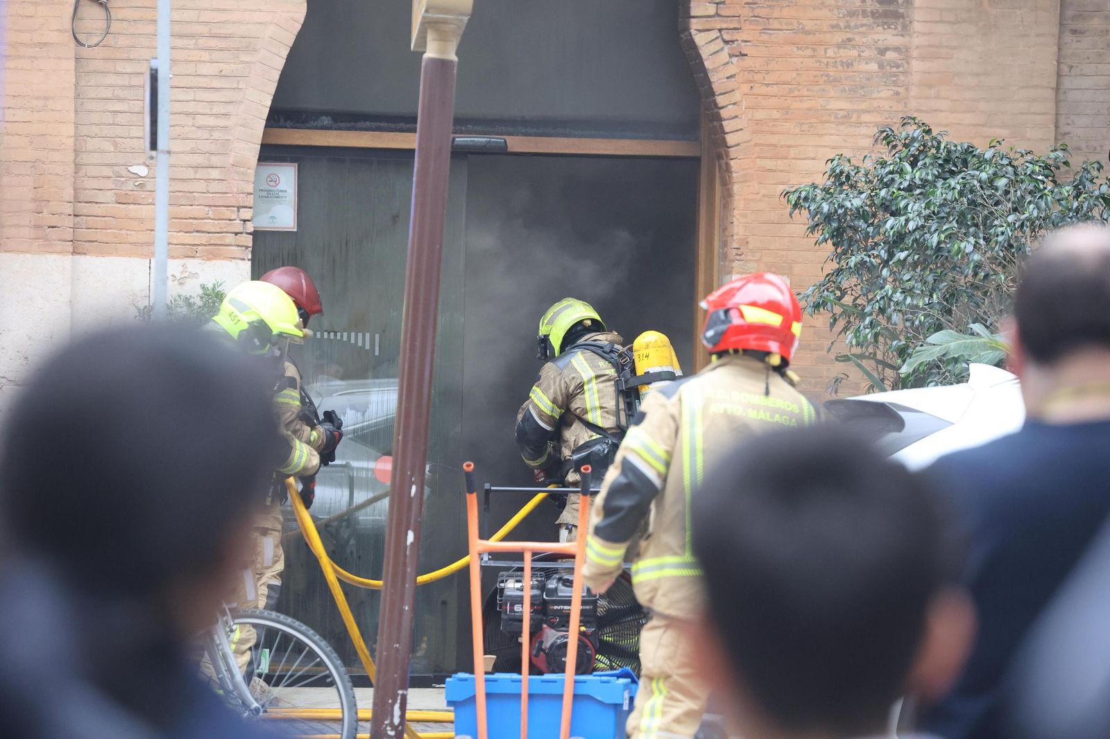Bomberos apagan el incendio del restaurante de Málaga, en imágenes