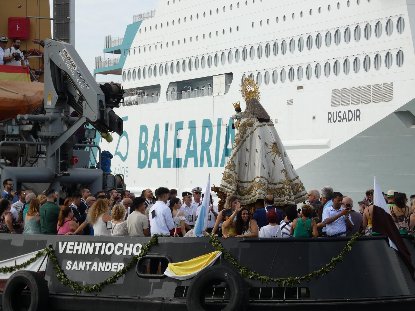 Remolcador ‘Vehintiocho’ llevando a la Virgen del Carmen en la procesión marítima del puerto de 2023. Remolcador ‘Vehintiocho’ llevando a la Virgen del Carmen en la procesión marítima del puerto de 2023.