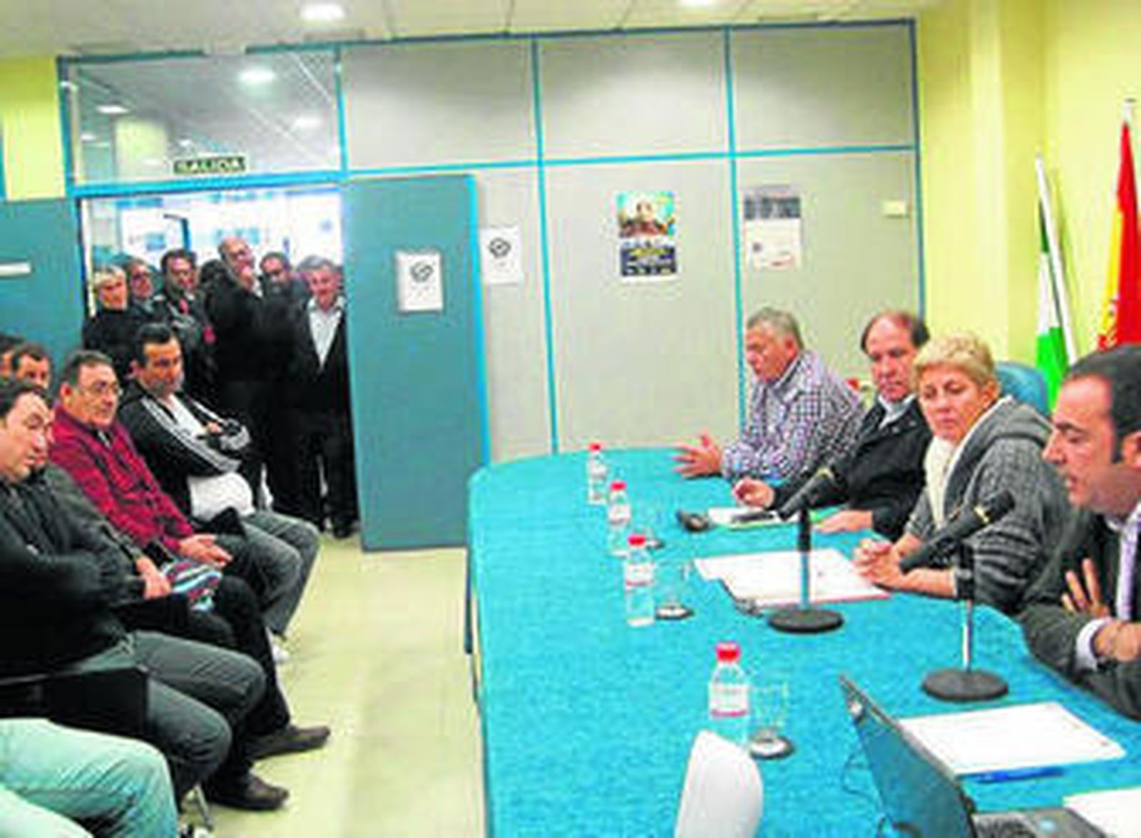 Margarita Pérez y Salinas junto al presidente y el gerente de Carbopesca.