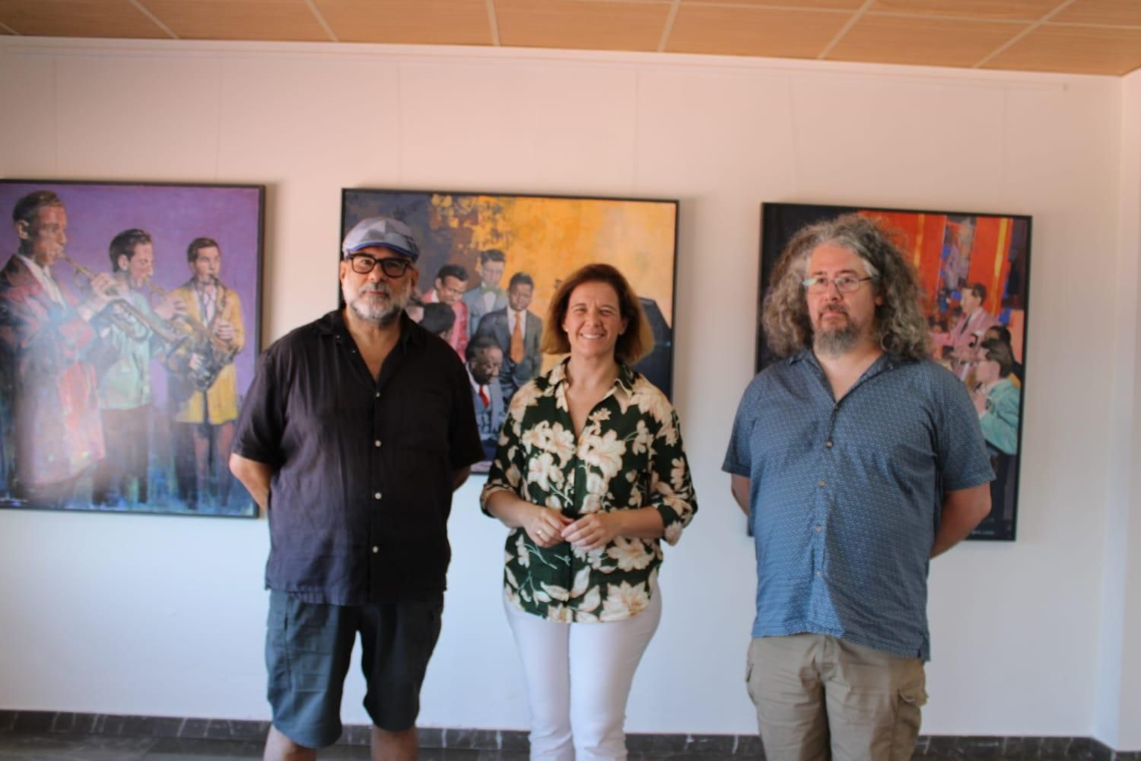 El artista, junto a Manuela Pérez y Agu Ariza.