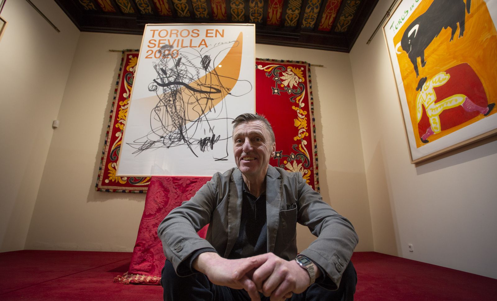 Albert Oehlen (Krefeld, Alemania, 1954) posa en Sevilla ante su cartel para la Maestranza.