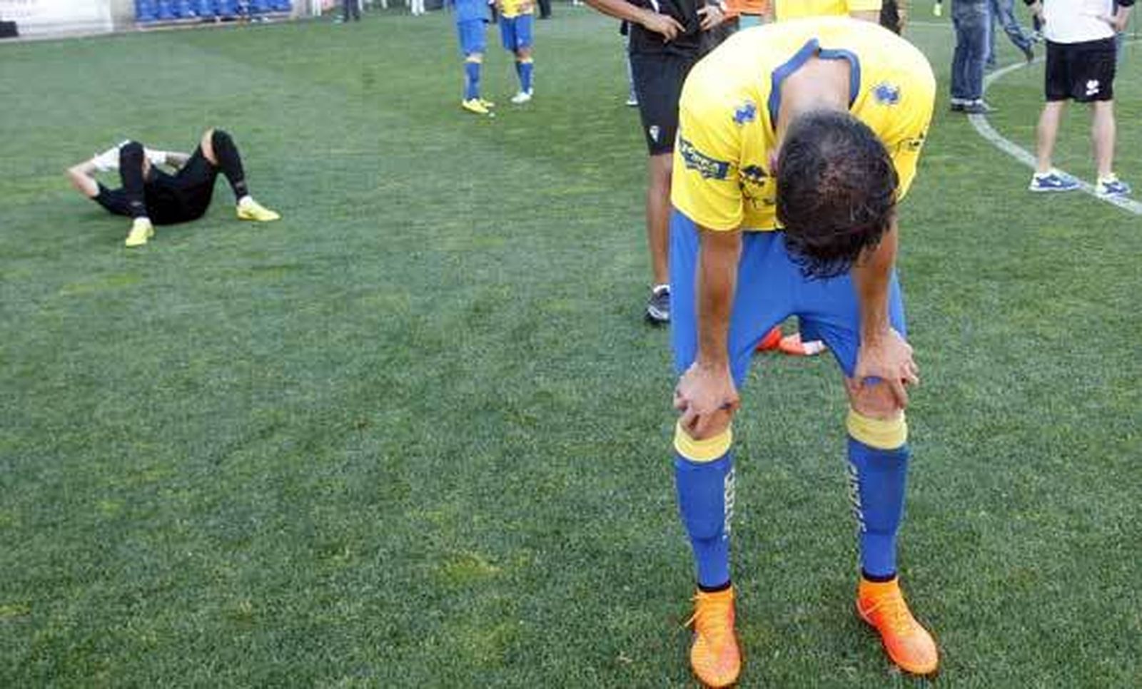 Juan Villar, desolado, y Aulestia tumbado al fondo tras caer frente al Oviedo. /Joaquín Pino
