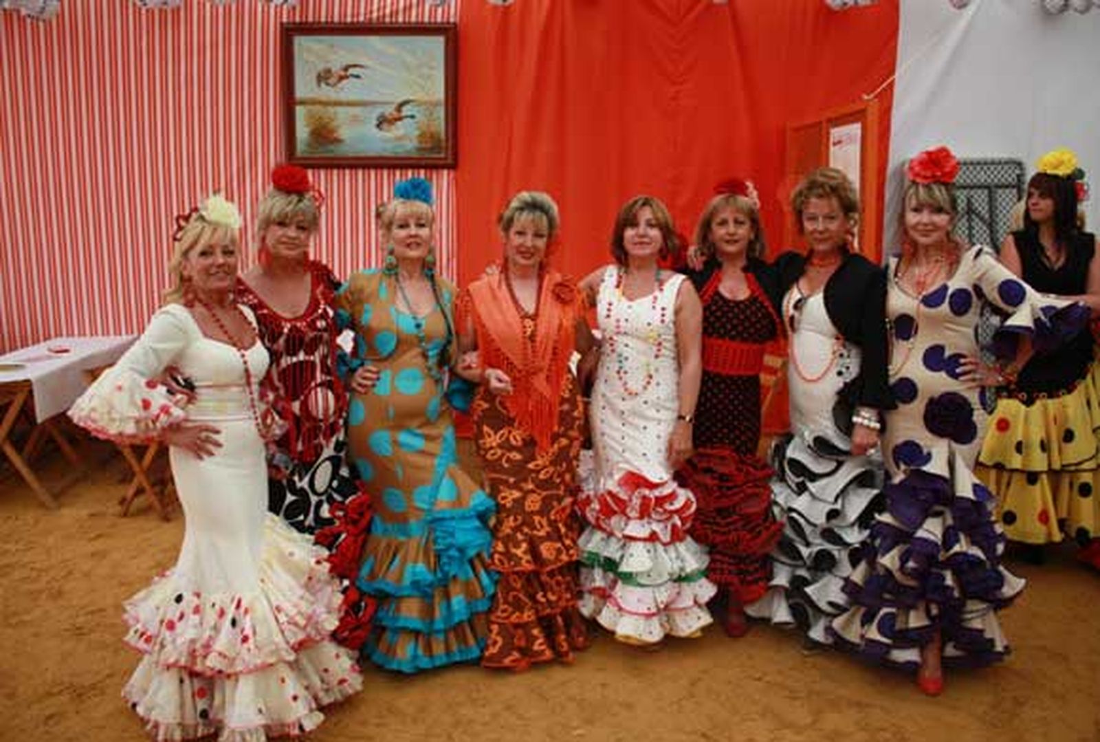 Un grupo de mujeres de Cádiz que no dudaron en vestirse de flamenca y visitar la Feria de la Primavera portuense

Foto: Fito Carreto