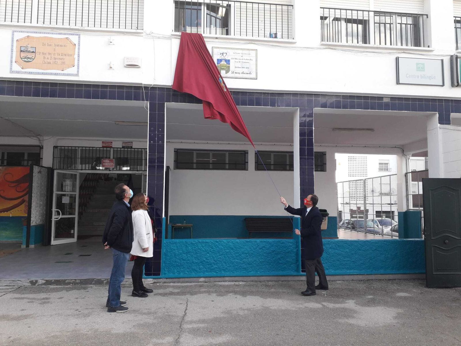 Momento en el que los representantes municipales y del centro llevan a cabo el descubrimiento del azulejo.