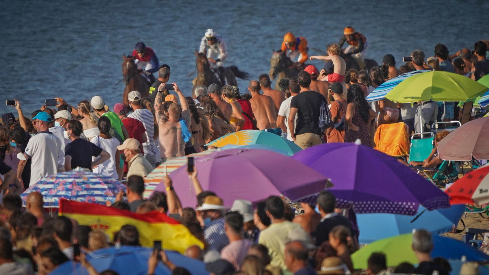 Gran ambiente en la playa de Sanlúcar.