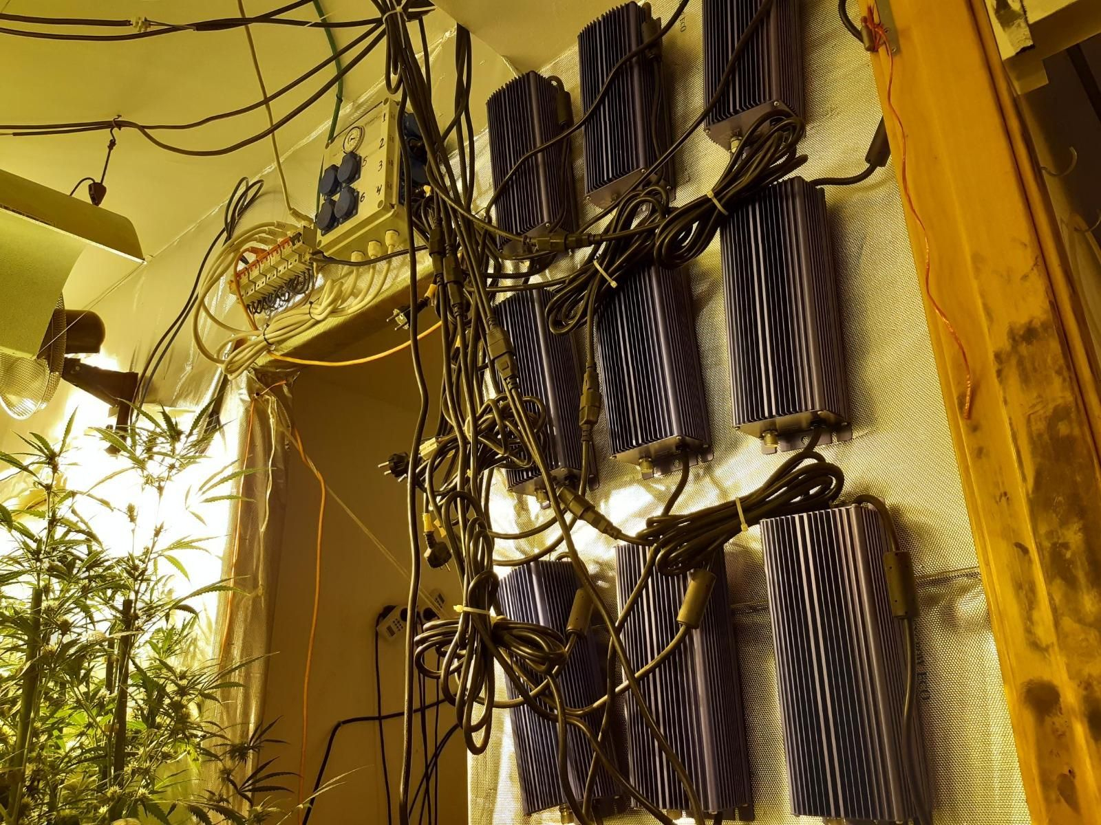 La manipulación de instalaciones eléctricas genera graves riesgos