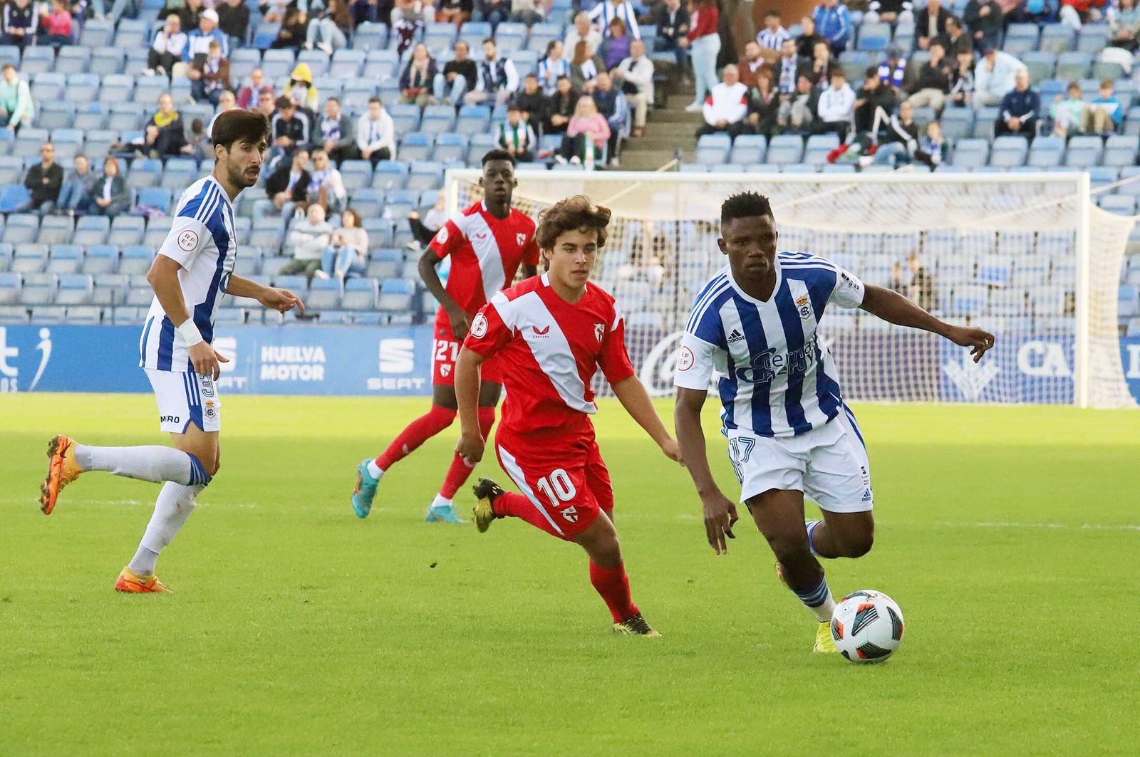 Peter conduce el balón sobre el césped del Nuevo Colombino.