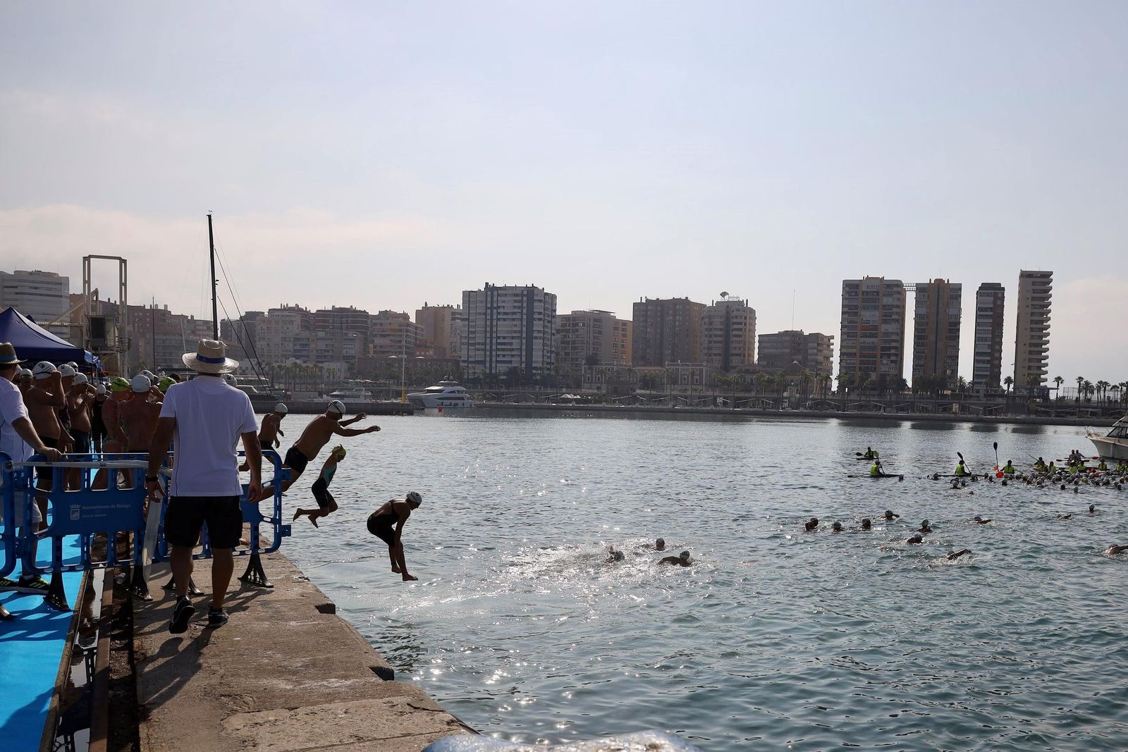La Travesía a Nado del puerto de Málaga, en fotos