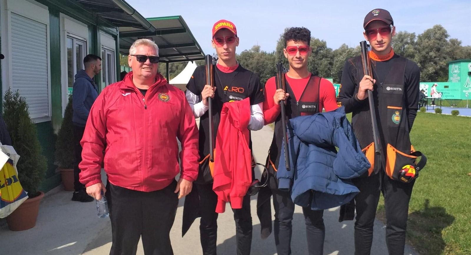 Juan Antonio García, segundo por la derecha, junto al equipo español de tiro olímpico.