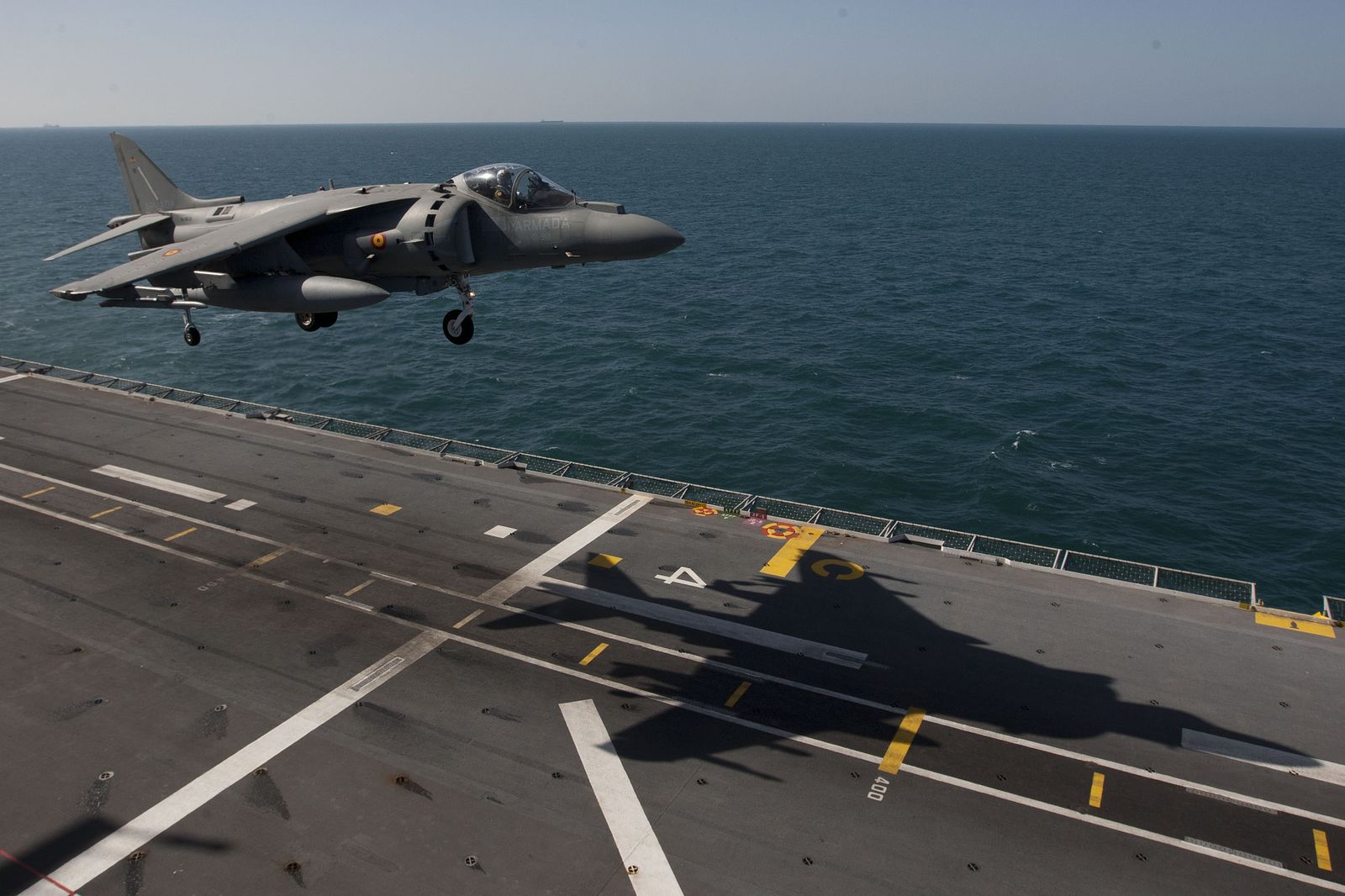 Un 'harrier', de la Novena Escuadrilla, despega desde la cubierta de vuelo del buque 'Juan Carlos I' en aguas de la Bahía de Cádiz.