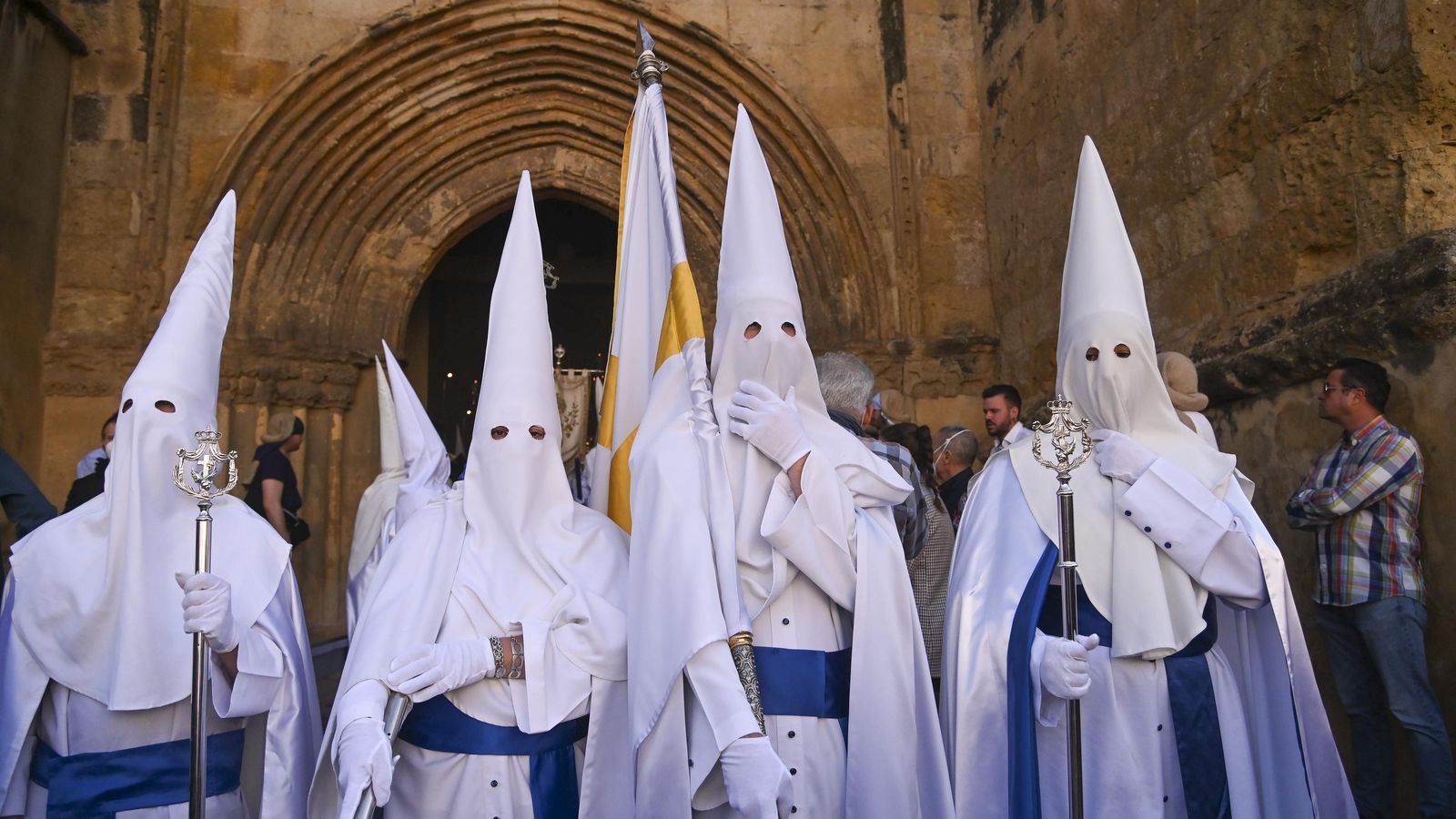 Nazarenos de la hermandad del Resucitado, a su salida de Santa Marina.