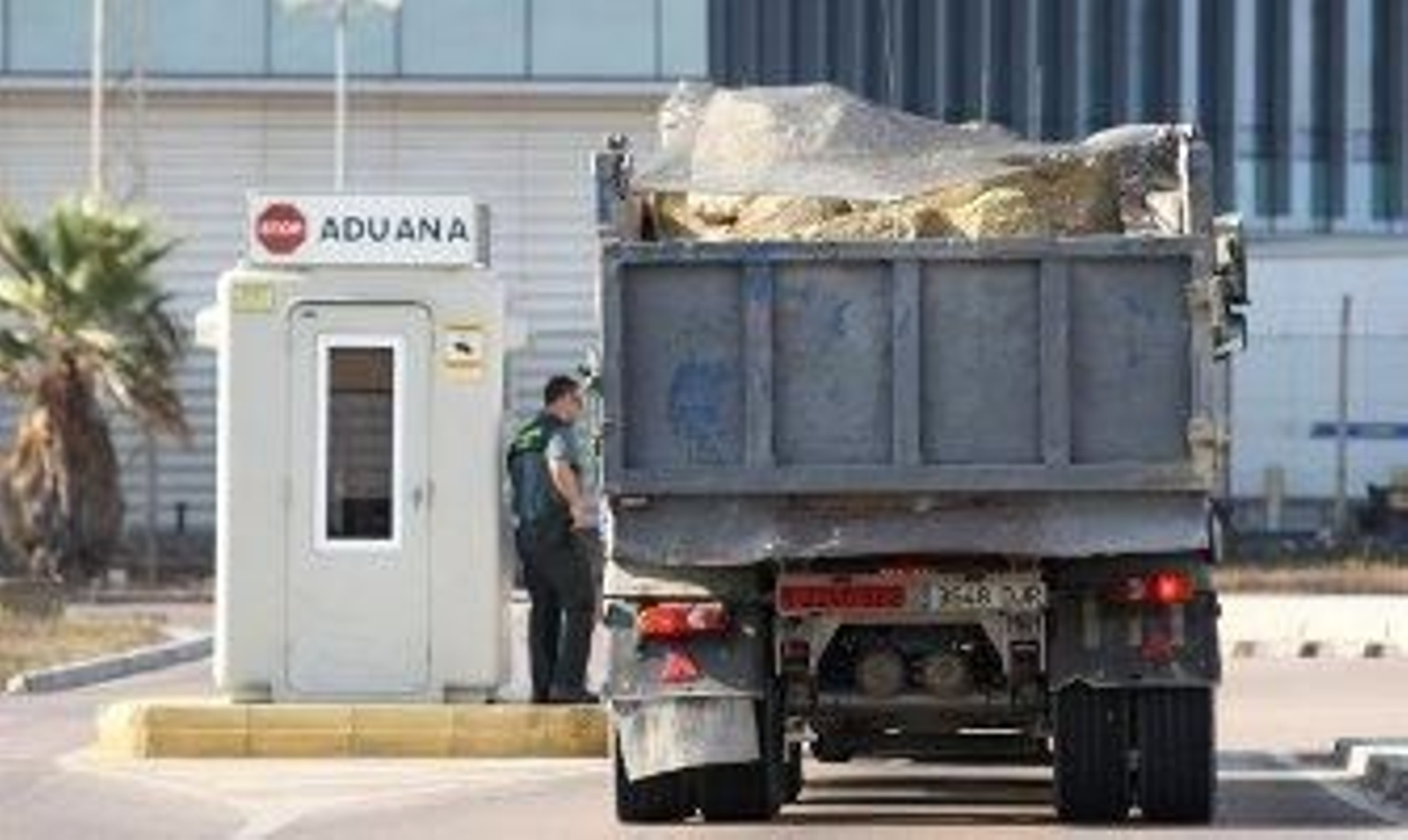 Camiones con rocas para el nuevo espigón entran en Gibraltar tras el veto a la arena