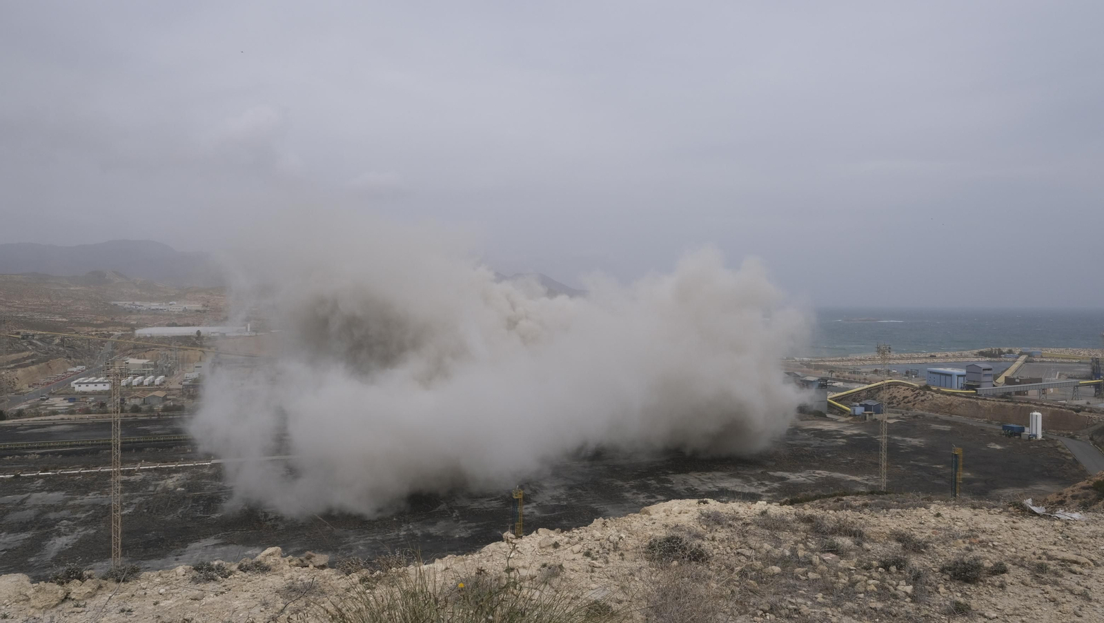 El derribo de la Torre Litoral de Endesa en Carboneras, en imágenes