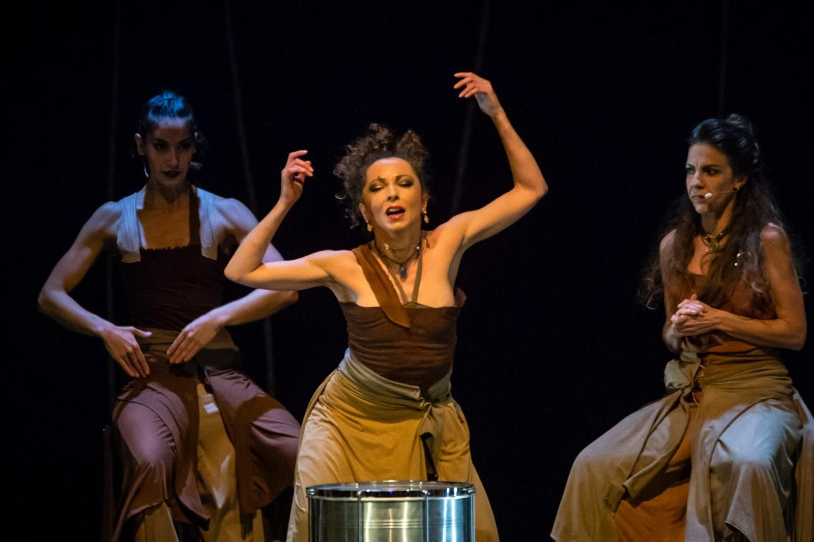La gaditana Rosario Toledo, durante una escena de 'Amazonas' en el Teatro Falla.