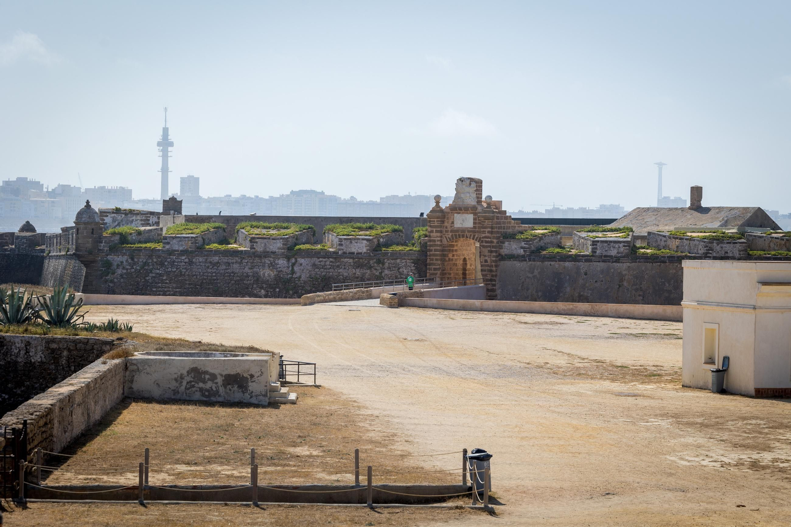 Imágenes del estado del castillo de San Sebastián de Cádiz