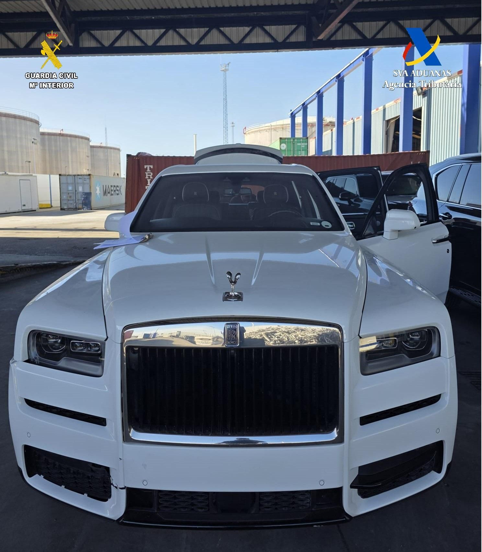 Uno de los coches recuperados en Algeciras: un 'Rolls Royce' con un valor en el mercado de 300.000 euros. Uno de los coches recuperados en Algeciras: un 'Rolls Royce' con un valor en el mercado de 300.000 euros.