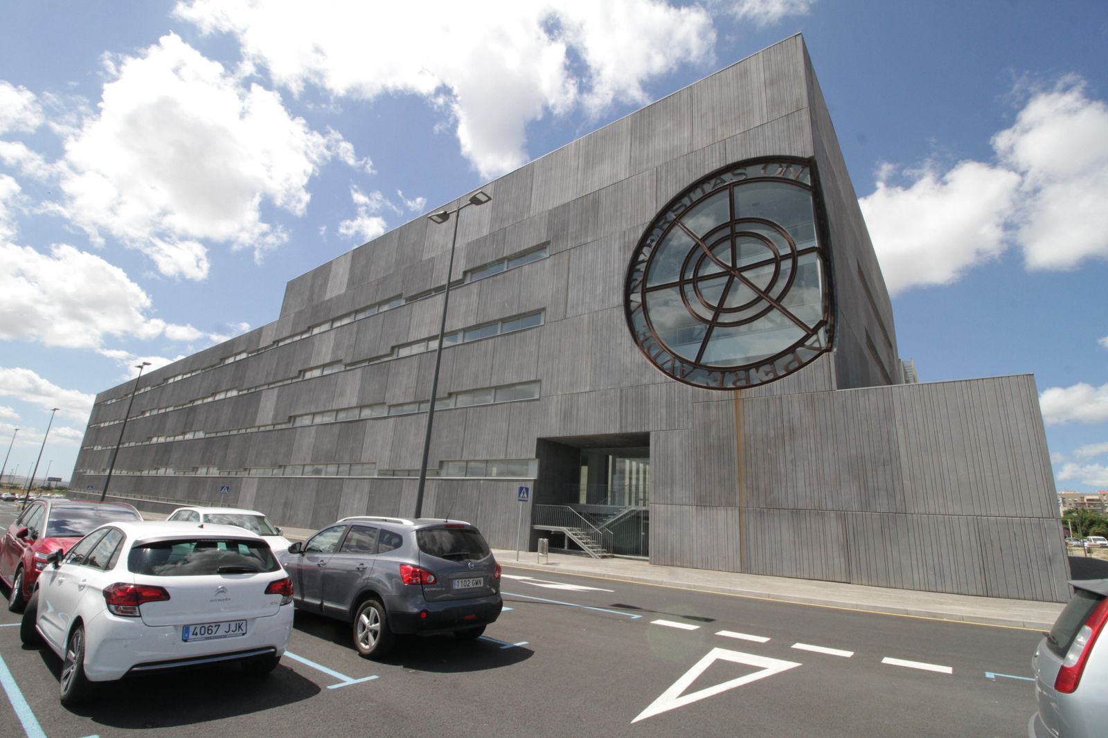 Fachada de la ETSI tomada desde el nuevo aparcamiento.