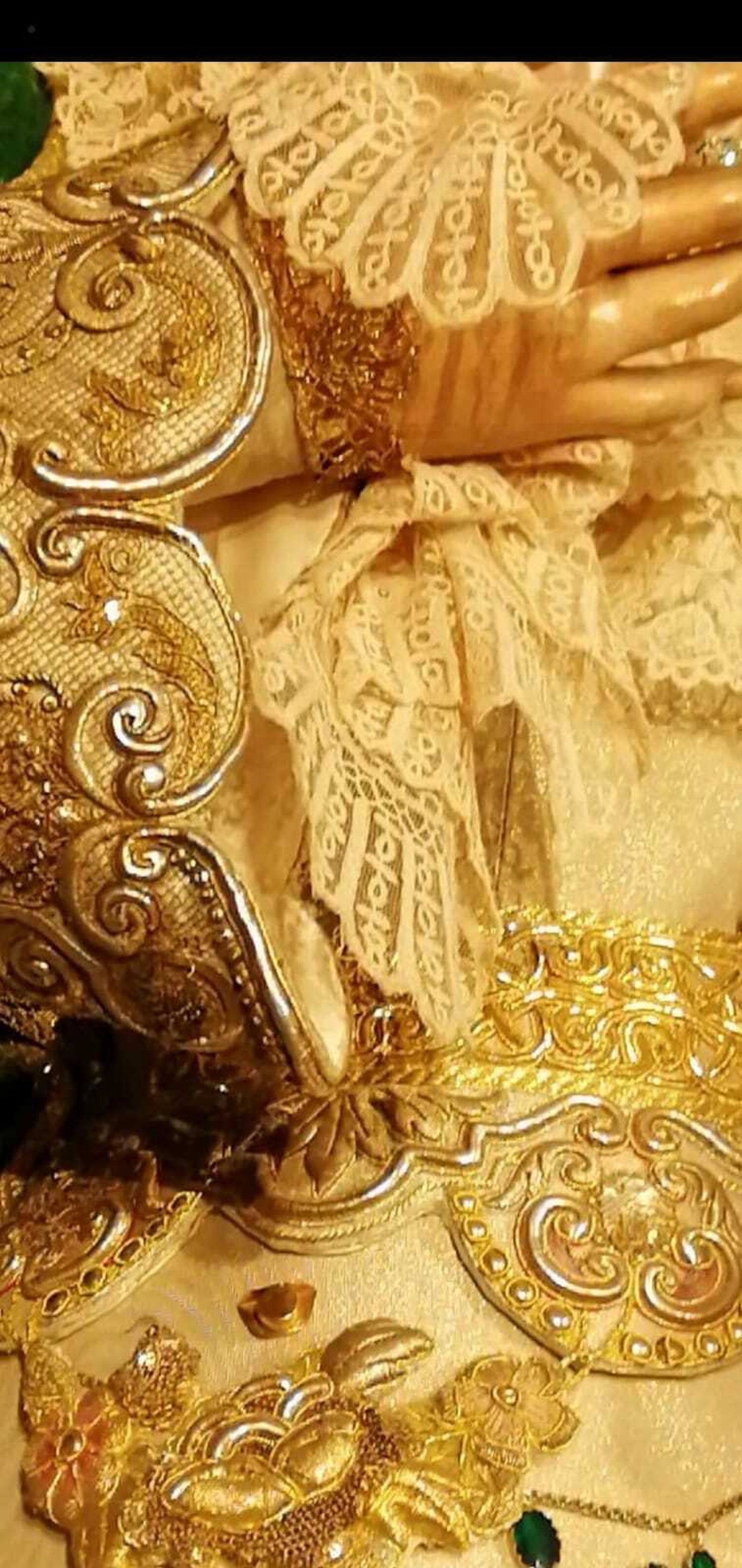 El pequeño tricornio en la saya de la Macarena