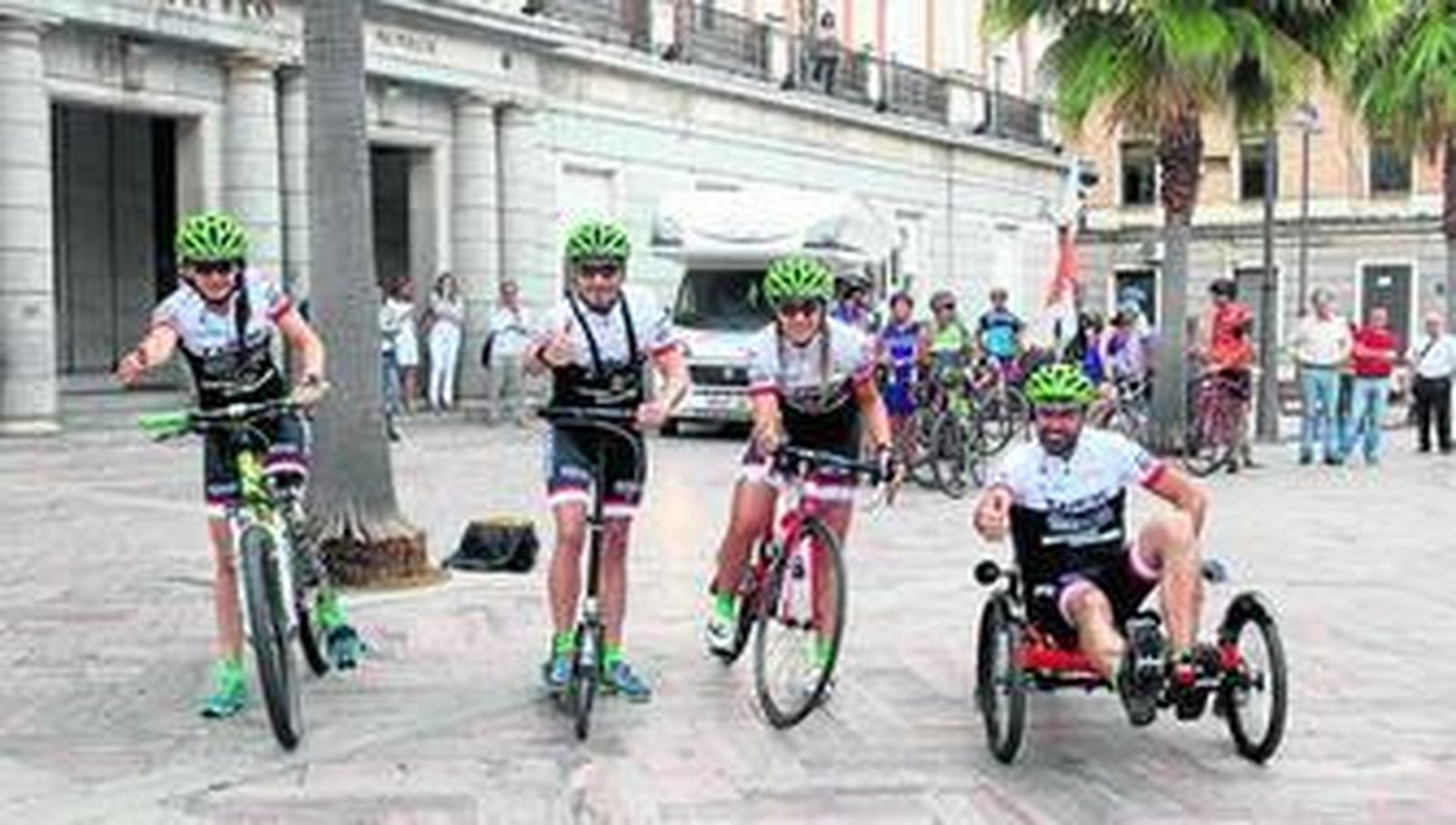 Los cuatro onubenses que van a realizar el reto y distintos momentos del inicio de la ruta.