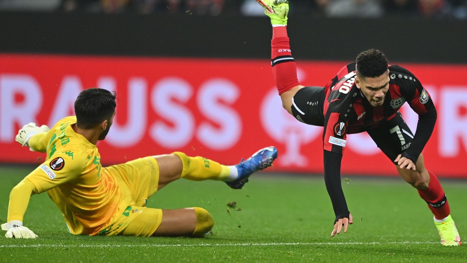 Rui Silva despeja ante Wirtz.