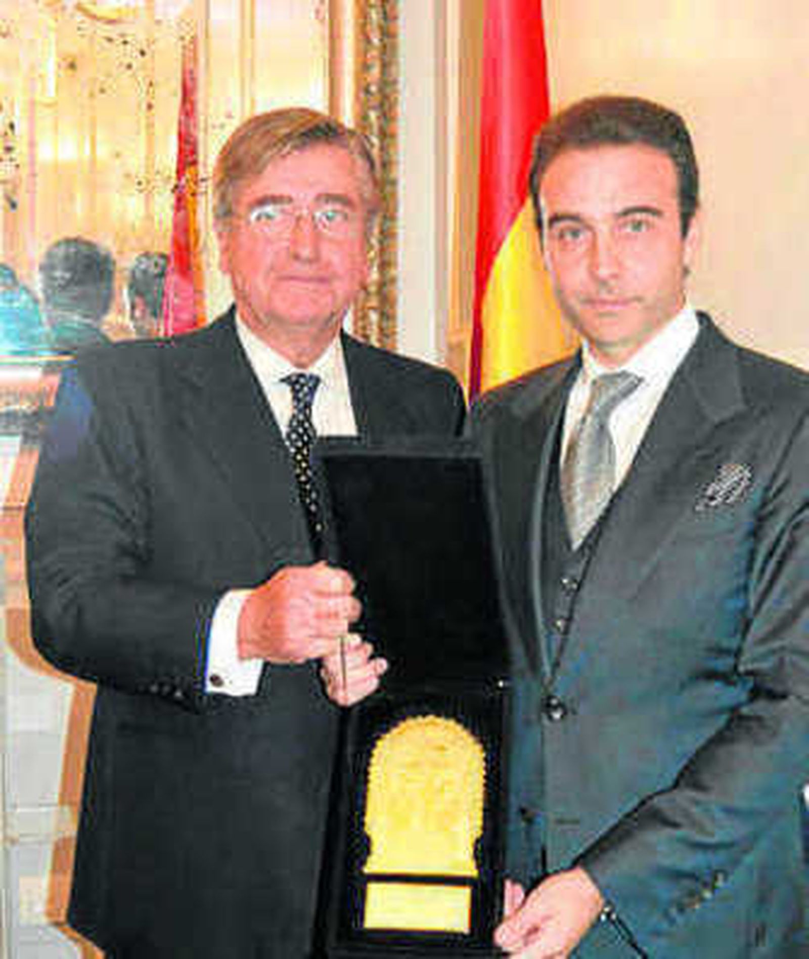 Ponce recoge el trofeo.