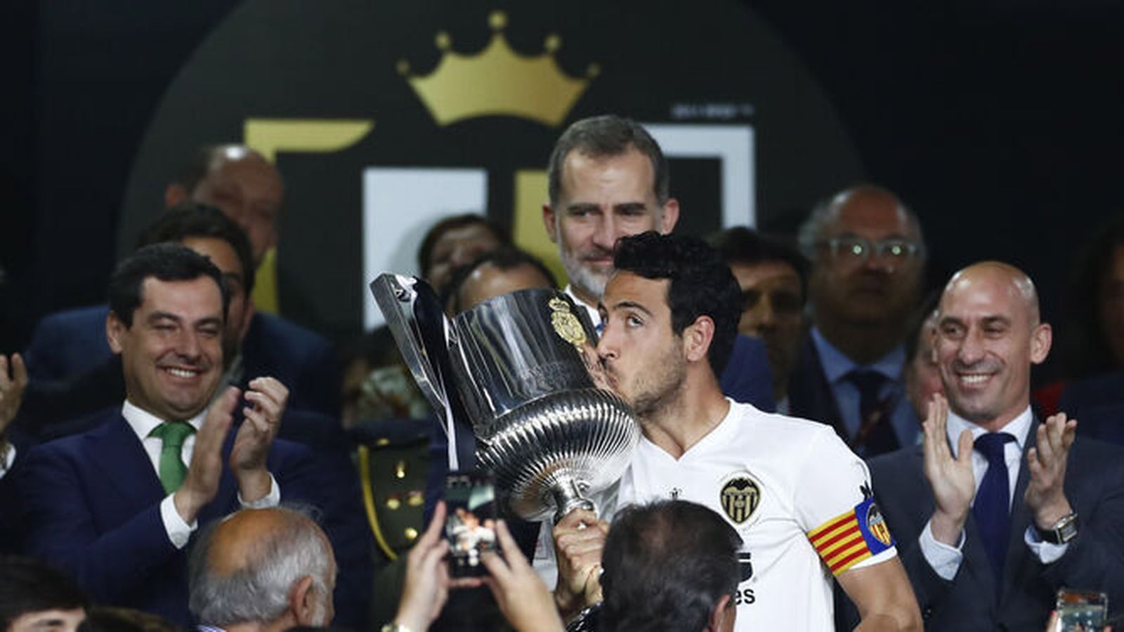 Parejo recibe la Copa del Rey en el estadio Benito Villamarín.