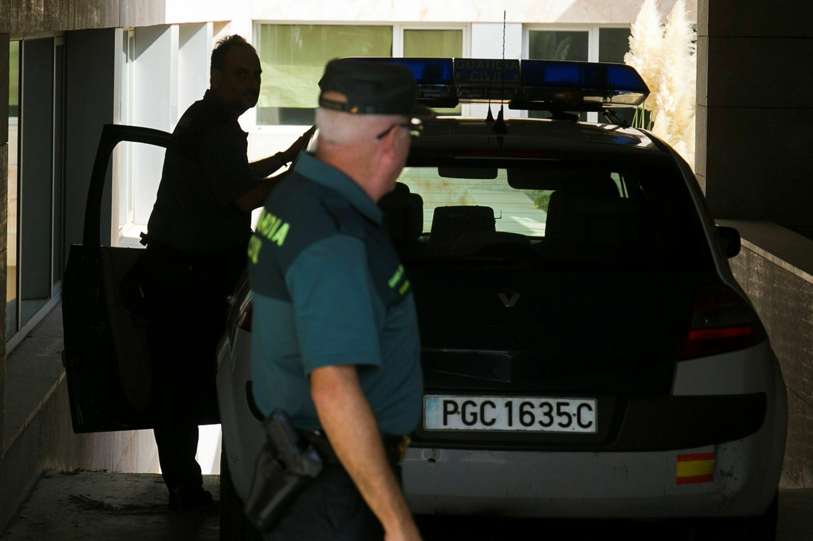 Agentes de la Guardia Civil llegan a los juzgados de Vélez-Málaga para poner en disposición judicial al novio de Dana Leonte.