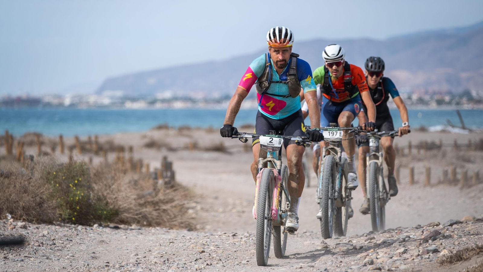 Varios de los ciclistas participantes a su paso por uno de los tramos del circuito de la cuarta etapa de la prueba.