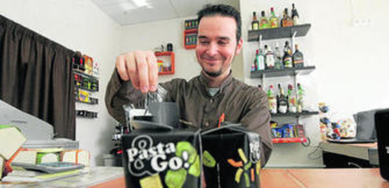 Uno de los dueños del local, detras de la barra de este nuevo establecimiento de Arroyo del Moro.