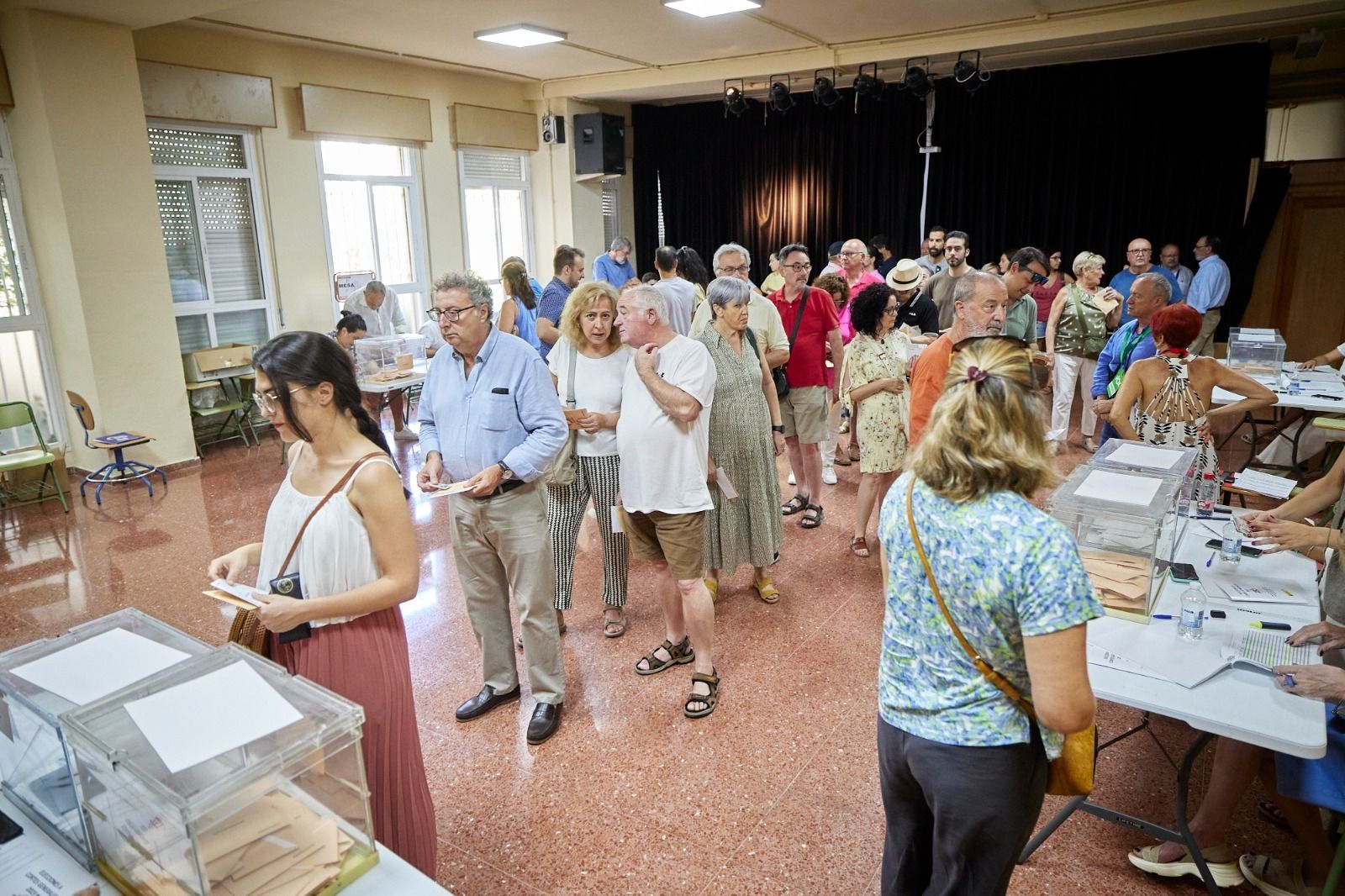 Fotos: Así están siendo las colas en los colegios electorales de Granada
