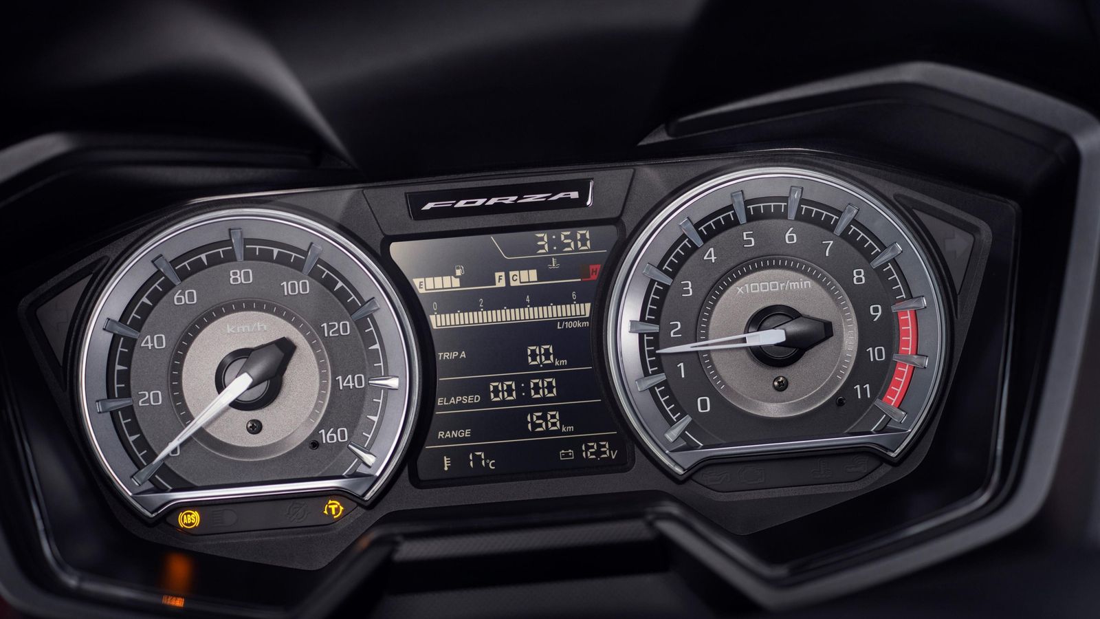 La zona central de la instrumentación es configurable en ambos Forza.