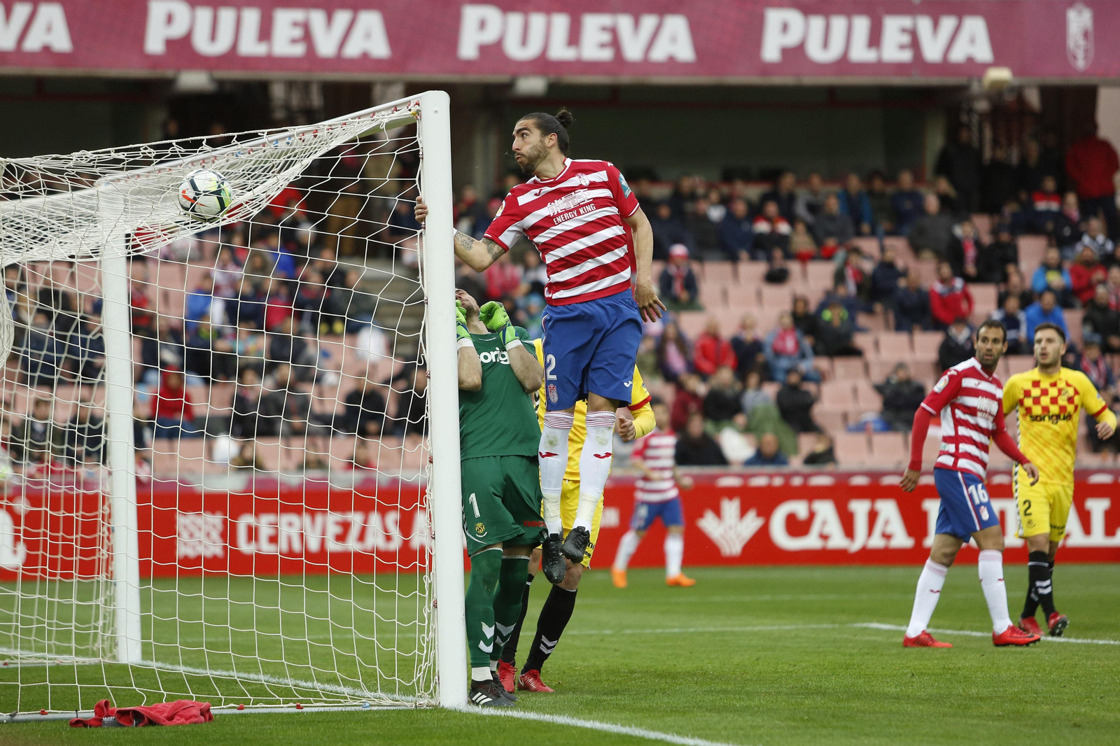 Chico Flores se convirtió en un delantero más al final del partido.