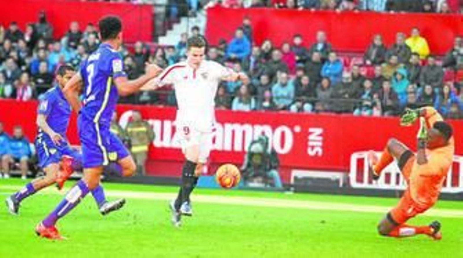 Gameiro eleva con sutileza el balón ante la salida desesperada de Kameni para hacer con clase el 2-0, con Rosales y Weligton siguiendo la jugada con la mirada.