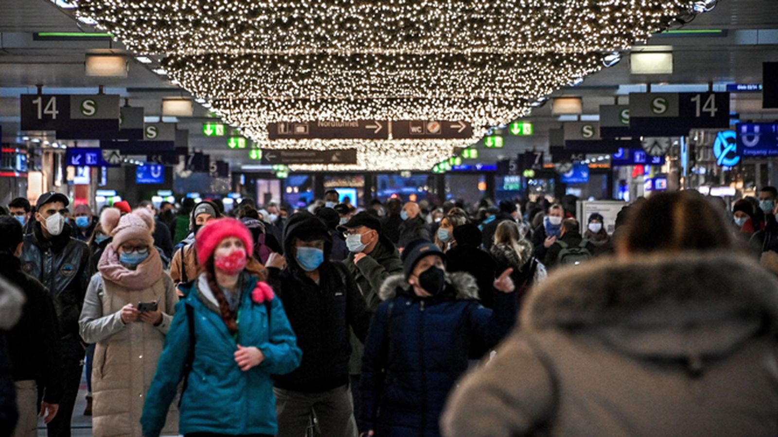 Personas con mascarillas en la principal estación de trenes de Düsseldorf, en Alemania.
