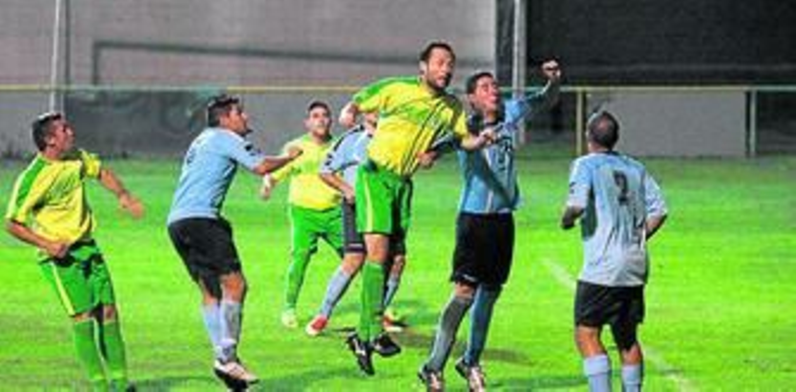 Santi se impone en el salto al jugador del Manilva.