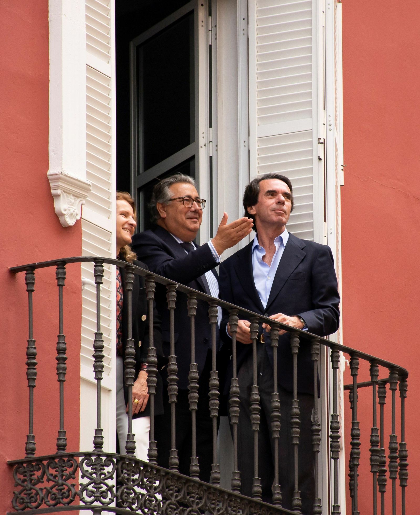 Zoido y Aznar, en un balcón el pasado Miércoles Santo