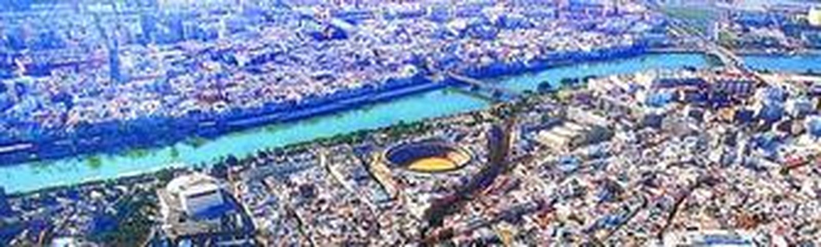 Vista aérea del Casco Histórico con la dársena del Guadalquivir, al fondo.