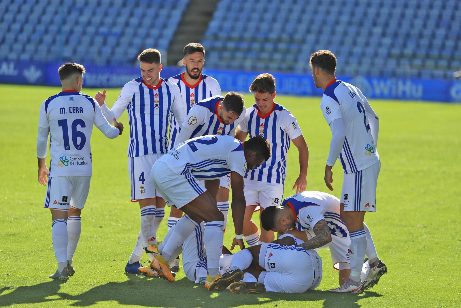 Varios de los jugadores del Recreativo de la pasada temporada, durante un partido.