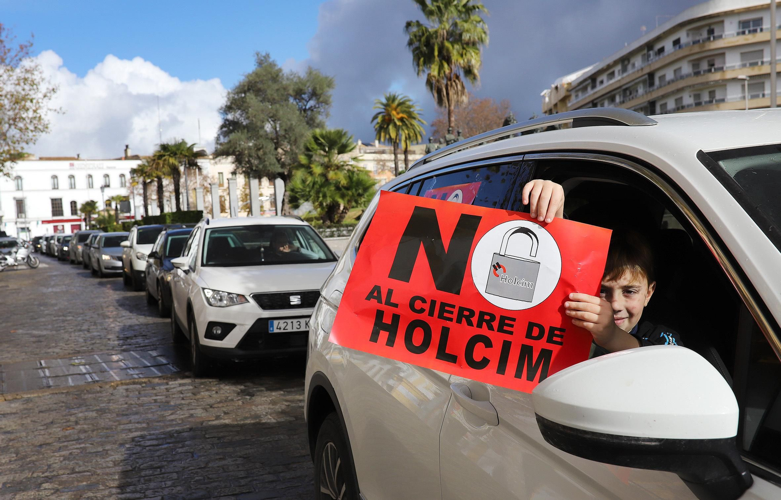 Caravana de protesta de la plantilla de Holcim.
