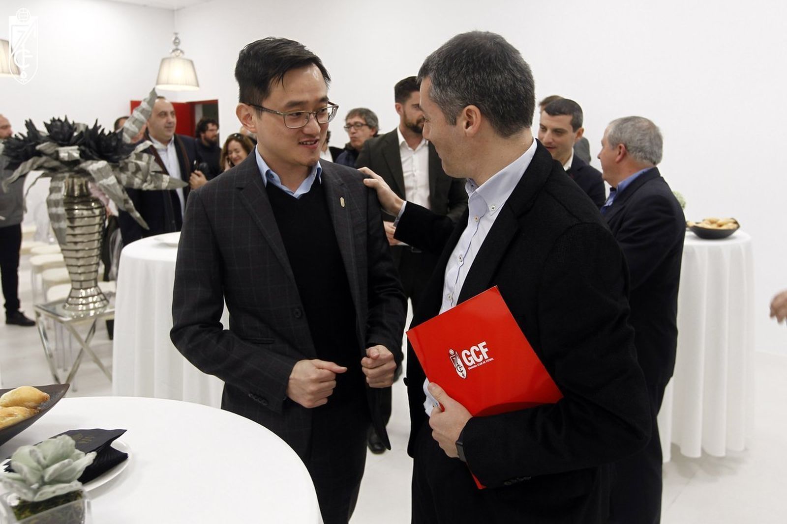 Jiang Lizhagn habla con el anterior director geneal del Granada, Sergi Vieta.