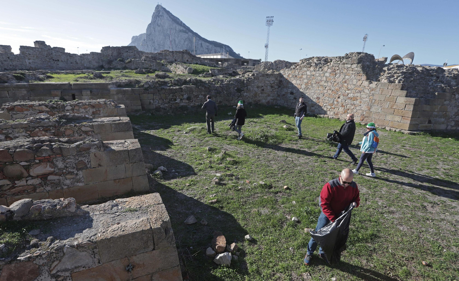 Limpieza del Fuerte Santa Bárbara de La Línea